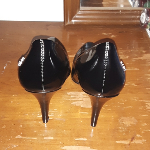 selling some black high heels - Picture 2 of 4